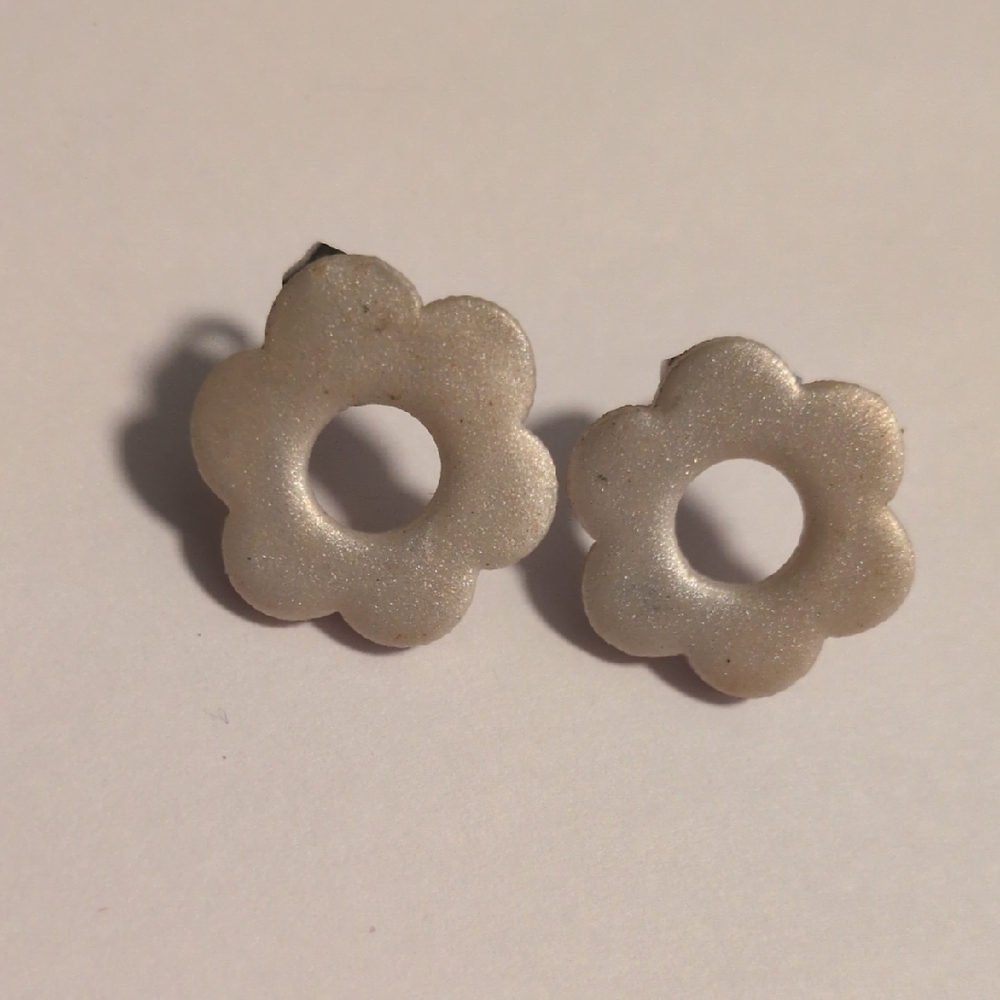 Cream‎ Flower Stud Earrings